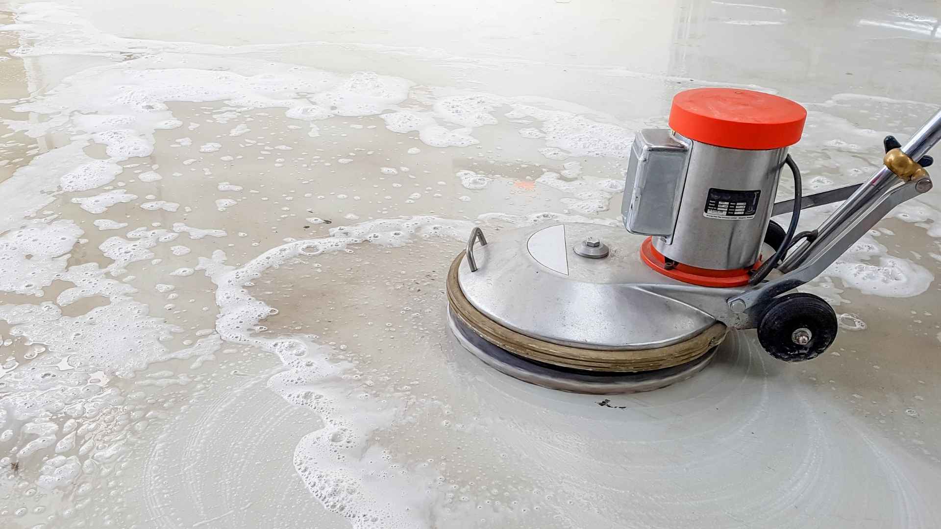 Mantenimiento de Pisos Industriales en Chile – Guía para Prolongar su Vida Útil